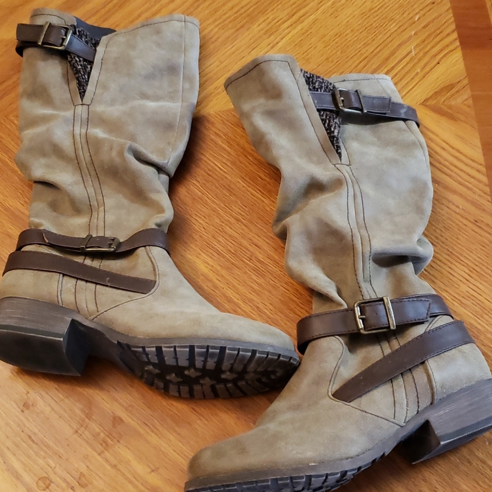 Suede texture boots.
